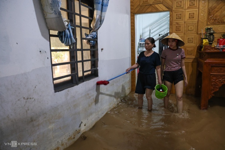 Nước như thác tràn vào khu dân cư ở Biên Hòa - 10