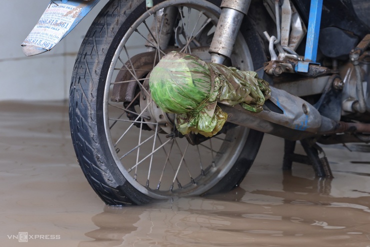 Nước như thác tràn vào khu dân cư ở Biên Hòa - 13