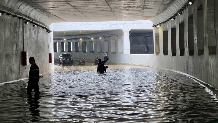 Hầm chui nút giao An Phú ngập sâu sau mưa lớn. Ảnh: KT