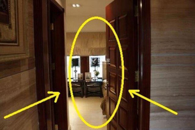 Với những nhà diện tích quá chật, cửa mở vào trong chiếm nhiều diện tích thì có thể thiết kế cửa kiểu cánh trượt, về phong thủy cũng đạt yêu cầu.