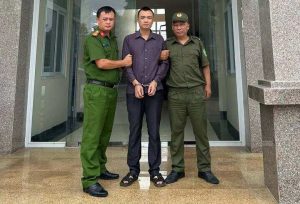 Khởi tố kẻ đập vỡ kính ô tô của khách nhà hàng xóm