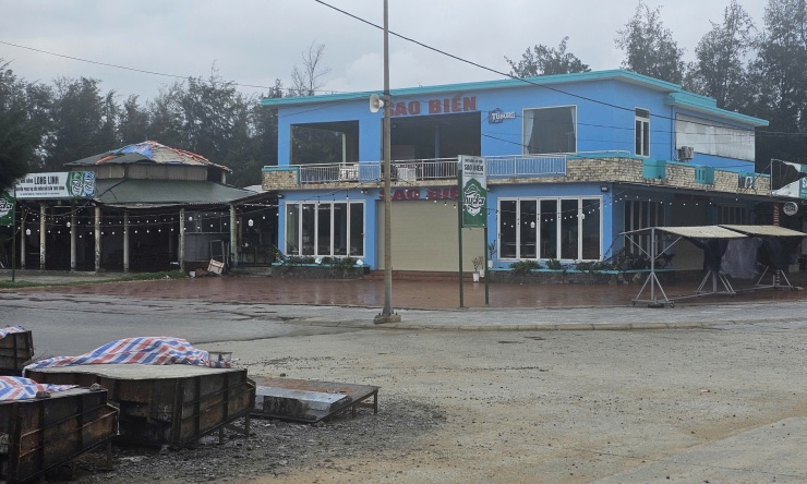 Hàng quán ven biển Thuận An đóng cửa. Ảnh: H.D.