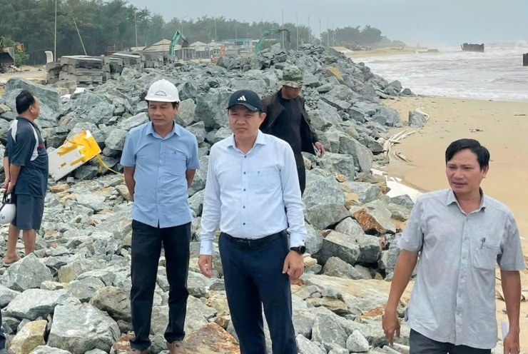 Lãnh đạo Sở NN&amp;MT kiểm tra dự án chiều 11/9. Ảnh: N.N.
