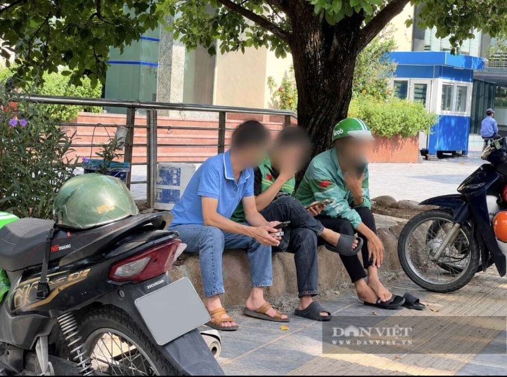 Một số tài xế không chở khách, ngồi riêng lẻ ở góc phố.