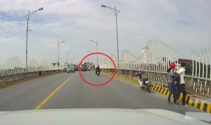 Camera ghi cảnh thiếu tá quân đội lao xuống sông cứu người rồi mất tích