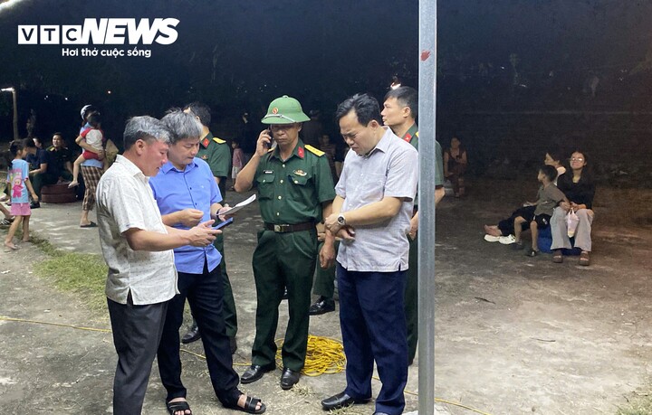 Lực lượng chức năng đang tập trung các phương án để tìm kiếm các nạn nhân trong tối 12/9. (Ảnh: N. Đông)