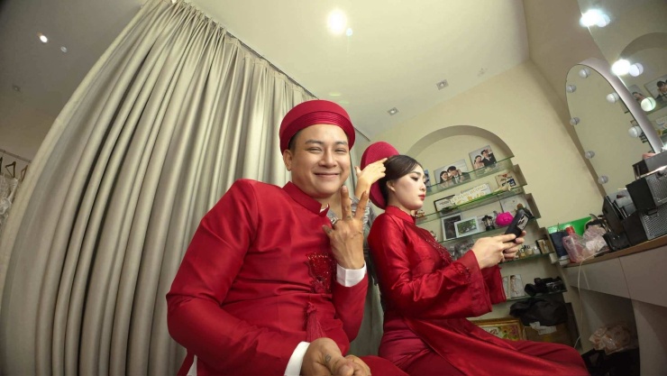 Hoài Lâm ghi lại khoảnh khắc bên vợ chưa cưới tại hậu trường buổi chụp hình.
