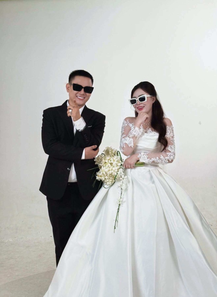 Hoài Lâm và vợ sắp cưới tại buổi chụp hình chiều 12/9.