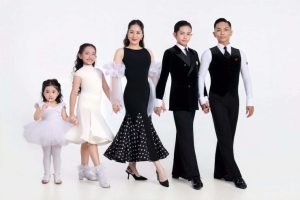 Ảnh sao 13/9: Nhà Thu Trang – Tiến Luật thăm miệt vườn quê ngoại