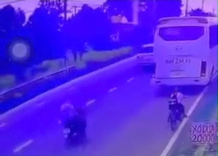 Hình ảnh xe khách lùi và nam sinh ở phía sau trước khi va chạm. Ảnh: Cắt từ camera an ninh