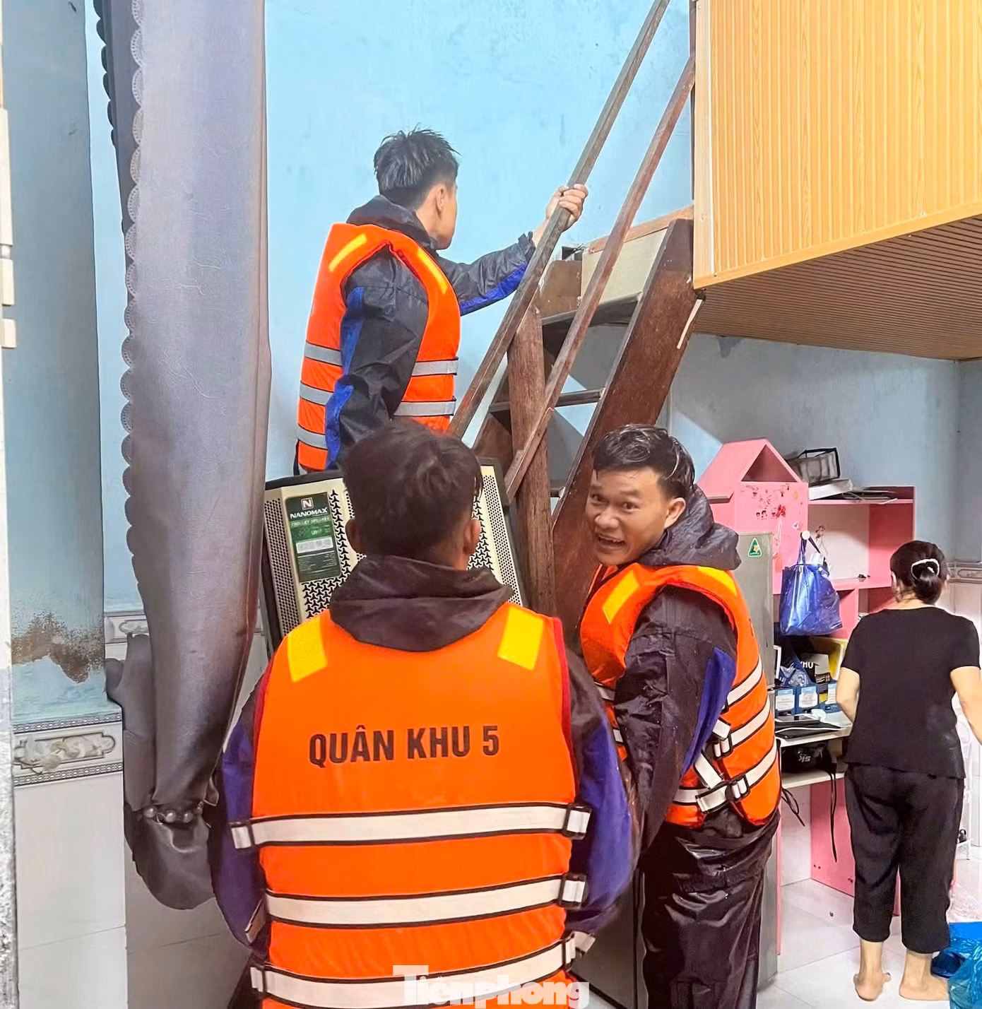Tại các khu vực nước dâng cao, lực lượng chức năng tổ chức hỗ trợ người dân kê dọn, di chuyển đồ dùng, tài sản lên vị trí an toàn. Đồng thời, các hộ dân tại khu vực ngập sâu, có nguy cơ bị ảnh hưởng được rà soát và khẩn trương di dời đến nơi tránh trú an toàn ngay trong đêm.