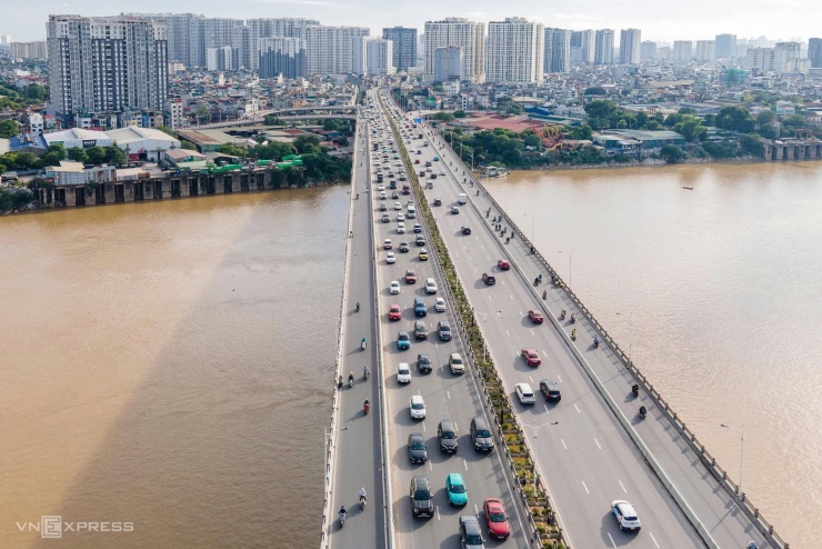 Giao thông trên cầu Vĩnh Tuy bắc qua sông Hồng, tháng 8/2026. Ảnh: Thế Bằng