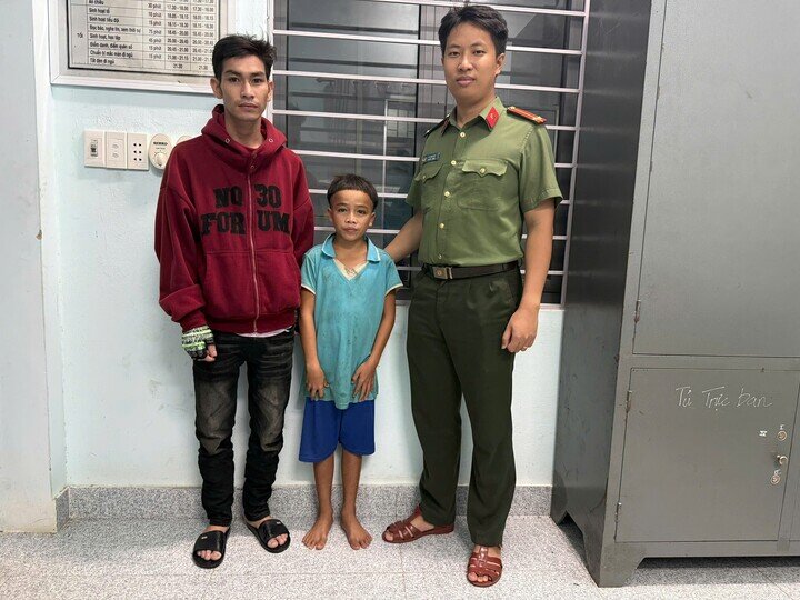 Bé trai 13 tuổi được Công an xã Phước Năng hỗ trợ đưa về với gia đình.