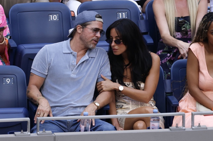 Brad Pitt và bạn gái, Ines de Ramon, tại chung kết quần vợt Mỹ Mở rộng ở New York, ngày 12/9. Ảnh: AFP
