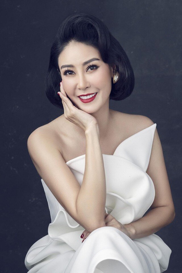 Tạp chí Thanh Niên Việt cho hay, song song hoạt động giải trí, Hoa hậu Hà Kiều Anh sớm bước vào lĩnh vực kinh doanh, đặc biệt quan tâm đến bất động sản. Những câu chuyện về việc mua đất, xây nhà, đầu tư rồi bán lại từng được nhắc đến như một phần trong quá trình nàng hậu gây dựng tài chính độc lập.&nbsp;