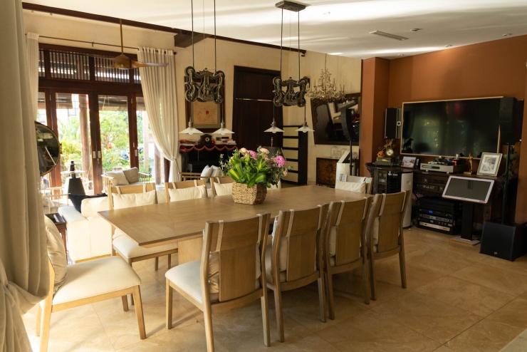 Mỗi một chi tiết, một món đồ trang trí hay một thiết kế trong căn nhà đều là sự tận tâm chau chuốt của Hà Kiều Anh. Chia sẻ về chi phí tu sửa và xây dựng, người đẹp họ Hà cho biết nếu so với thời điểm hiện tại thì bình thường nhưng so với giá thành cách đây 17 năm thì không hề rẻ. Hơn nữa do quá trình tu sửa kéo dài gần 3 năm nên các khoản tiền bỏ vào cứ tăng dần lên theo thời gian. Theo Hà Kiều Anh tâm sự, điều tốn kém nhất trong căn nhà này có lẽ là hệ thống cửa gỗ, cột gỗ. Ngoài ra, toàn bộ nhà của Hà Kiều Anh cũng sử dụng đá marble nhập khẩu từ Ý và phải đi tìm rất là lâu để được màu ngà ưng ý.