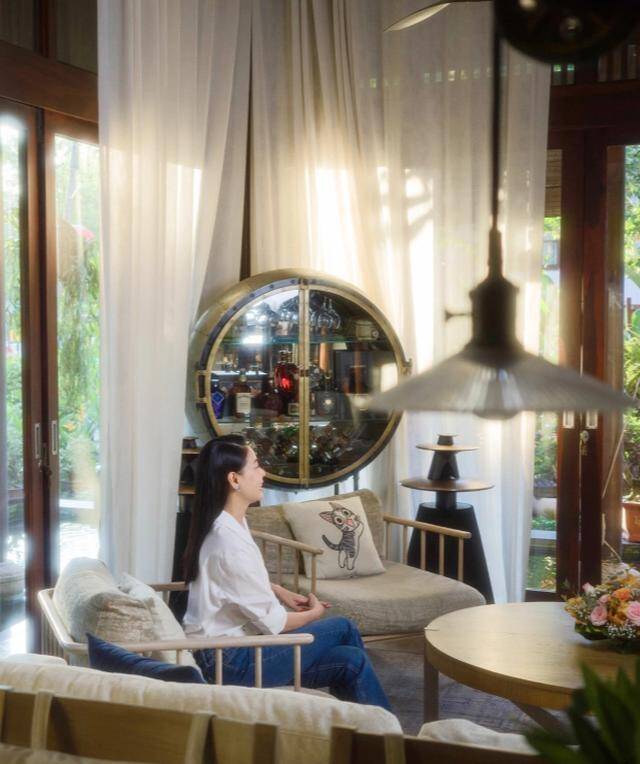 Với gia đình Hà Kiều Anh, căn biệt thự này có 1 ý nghĩa vô cùng đặc biệt, là nơi chứng kiến và in dấu nhiều kỷ niệm của cả gia đình. Theo nàng hậu, nếu sau này các con có lớn dần lên, căn biệt thự không còn đáp ứng được nhu cầu sử dụng thì cô và chồng cũng sẽ không bán mà giữ lại cho các con. "Kiều Anh nghĩ đây là căn nhà mang rất nhiều kỷ niệm của mình. Mình đã lấy chồng, sinh con ở đây, cả 3 đứa con đều ra đời trong căn nhà này cho nên là Kiều Anh với ông xã bàn với nhau là sẽ không bán. Nếu gia đình Kiều Anh chuyển đến 1 nơi mới do các con cũng đã lớn thì cũng sẽ giữ lại căn nhà và để lại cho các con", Hà Kiều Anh trải lòng trên Phụ Nữ Số.