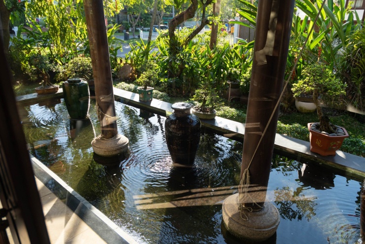 "Với bản tính của những người khác khi họ mua đồ thấy hơi cũ sẽ bán nhưng mà ông xã Kiều Anh lại là người đam mê đồ cổ nên lúc nào đi đâu cũng tìm tòi ngắm nghía mà mua sắm những món đồ cổ để trang trí trong nhà. Còn Kiều Anh chỉ thích "mix" vào thôi chứ không hoàn toàn đam mê đồ cổ nhưng ông xã rất là thích. Nên là hai vợ chồng cũng thường đi đâu mà thấy món đồ cổ nào đẹp thường mua mang về trưng và để đó. Ví dụ trước đó nhà Kiều Anh có 1 cái bàn ăn được làm từ 1 miếng gỗ cổ của tuổi đời cả trăm năm rồi. Hai vợ chồng đã mua miếng gỗ ấy về và thiết kế lại thành bàn ăn. Kiều Anh và gia đình cũng sử dụng cái bàn ăn đó trong vòng mười mấy năm rồi và mới thay vào Tết năm ngoái", nàng hậu cho biết.