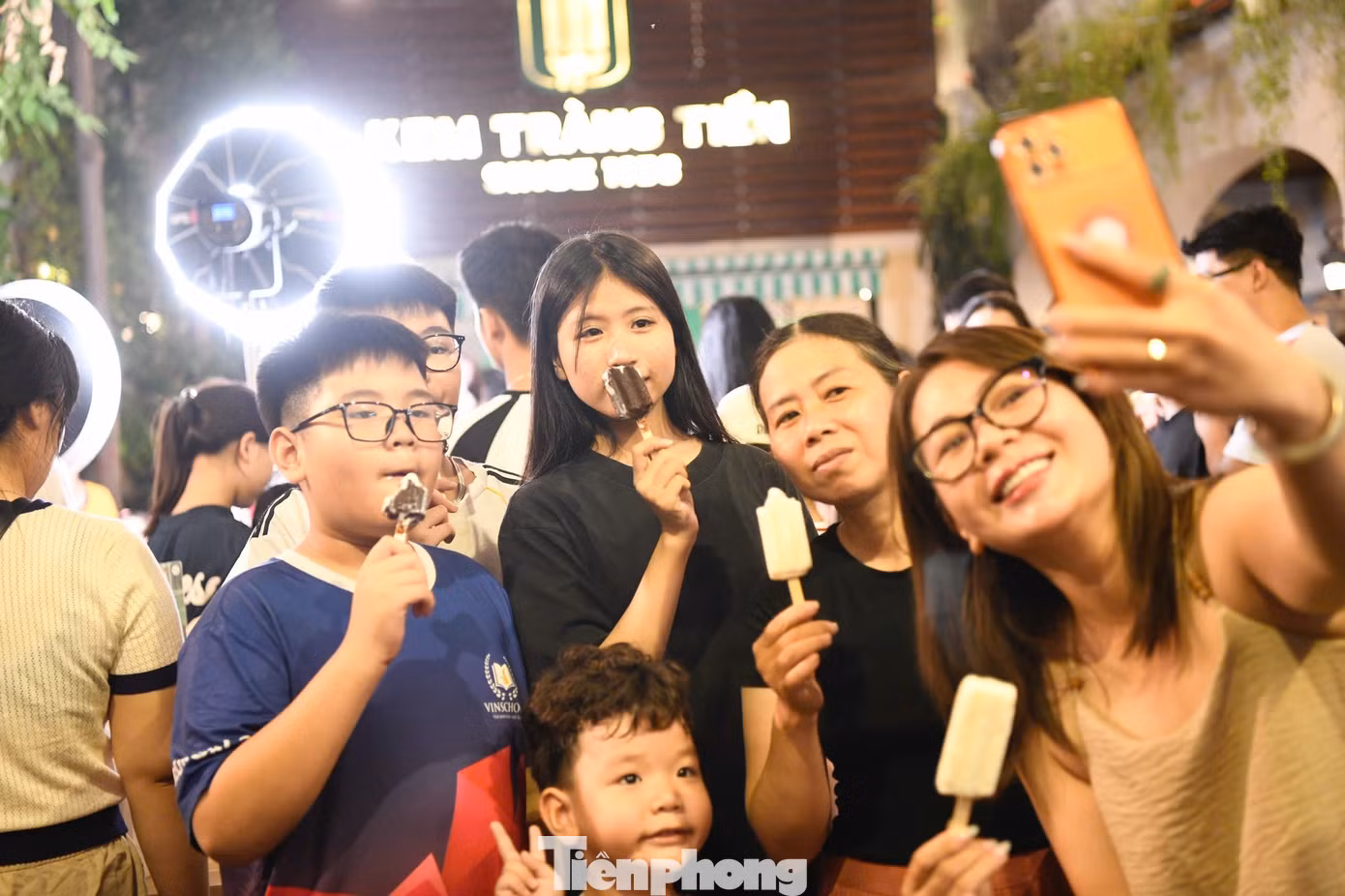Cảnh tượng chưa từng có trước ngày kem Tràng Tiền đóng cửa - 7