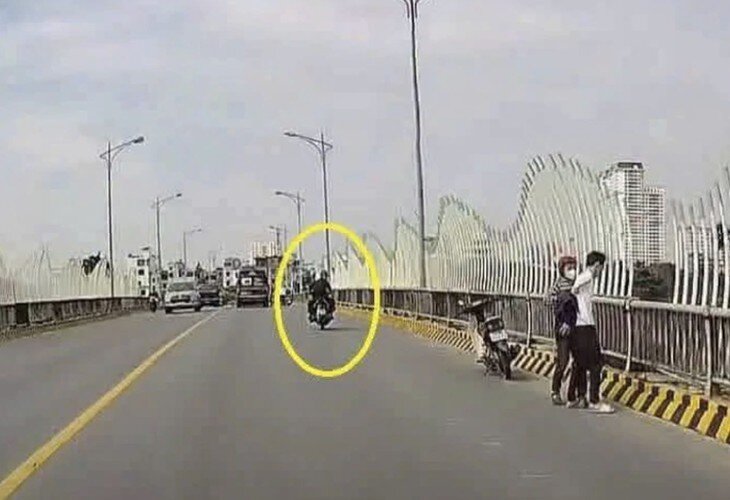 Khoảnh khoắc Thiếu tá Trần Văn Tùng lưu thông trên cầu Bo và phát hiện sự việc. Ảnh: Cắt từ clip