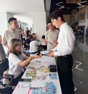 Diễn viên Huỳnh Hiểu Minh được sinh viên vây kín ngày nhập học tiến sĩ