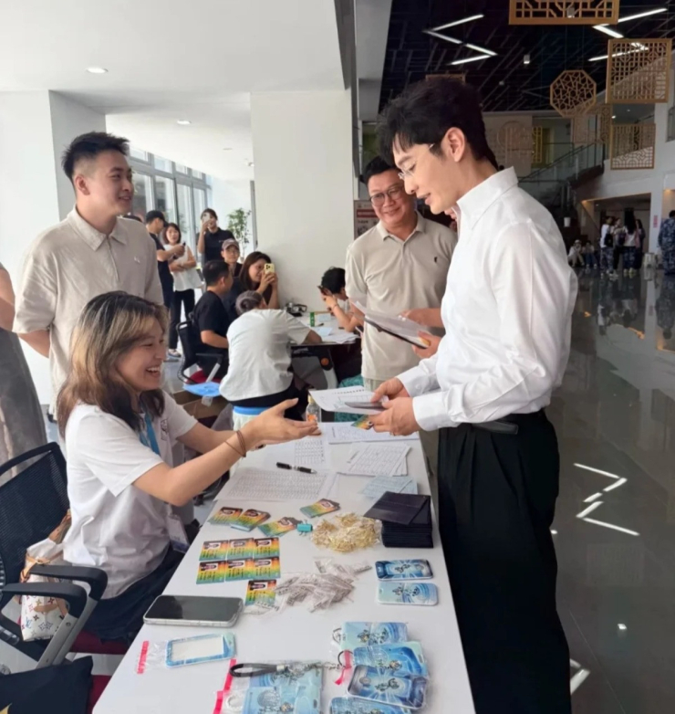 Huỳnh Hiểu Minh đến trường làm thủ tục nhập học.