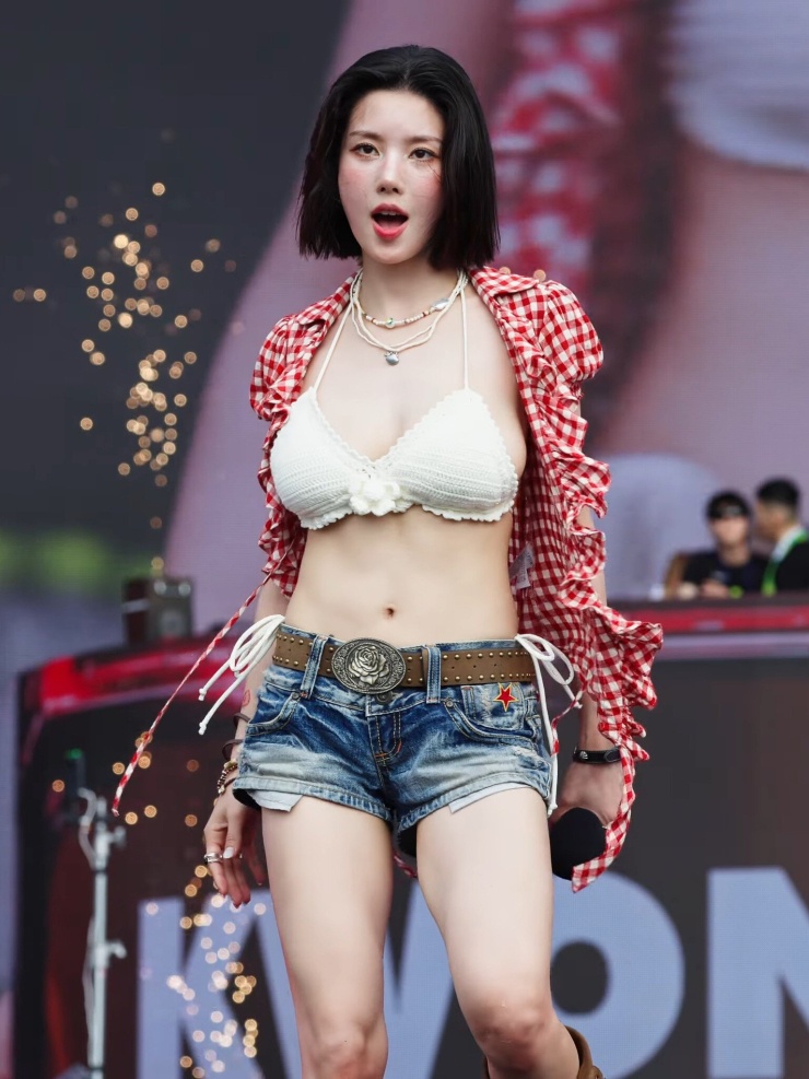 Kwon Eun Bi nổi tiếng với phong cách trình diễn gợi cảm.