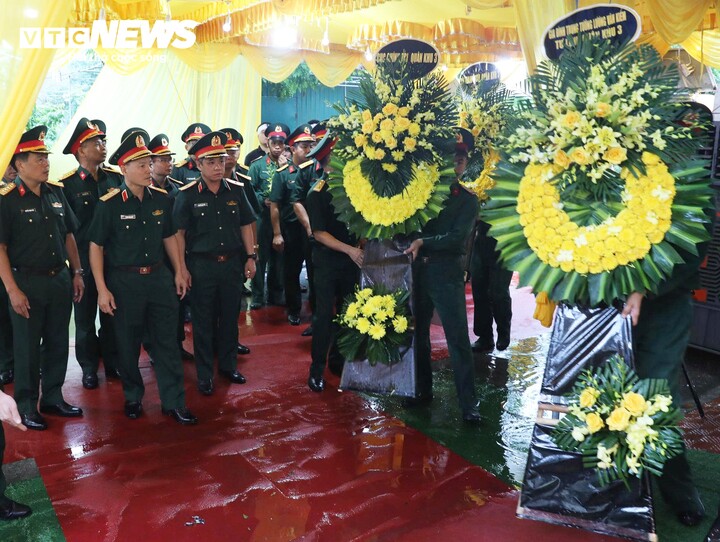 Đoàn cán bộ lãnh đạo Quân khu 3 đến viếng Trung tá Trần Văn Tùng. (Ảnh: Khánh Linh)
