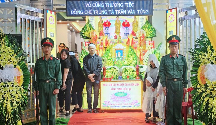 Trung tá Trần Văn Tùng ra đi, để lại người vợ trẻ cùng hai con nhỏ, con gái lớn đang học lớp 2, con trai mới 4 tuổi.