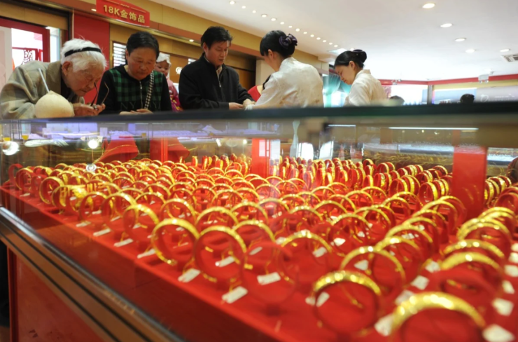 8 thương hiệu vàng lớn tại Trung Quốc giảm ròng hơn 2.500 cửa hàng trong nửa đầu năm 2026. Ảnh: Xinhua