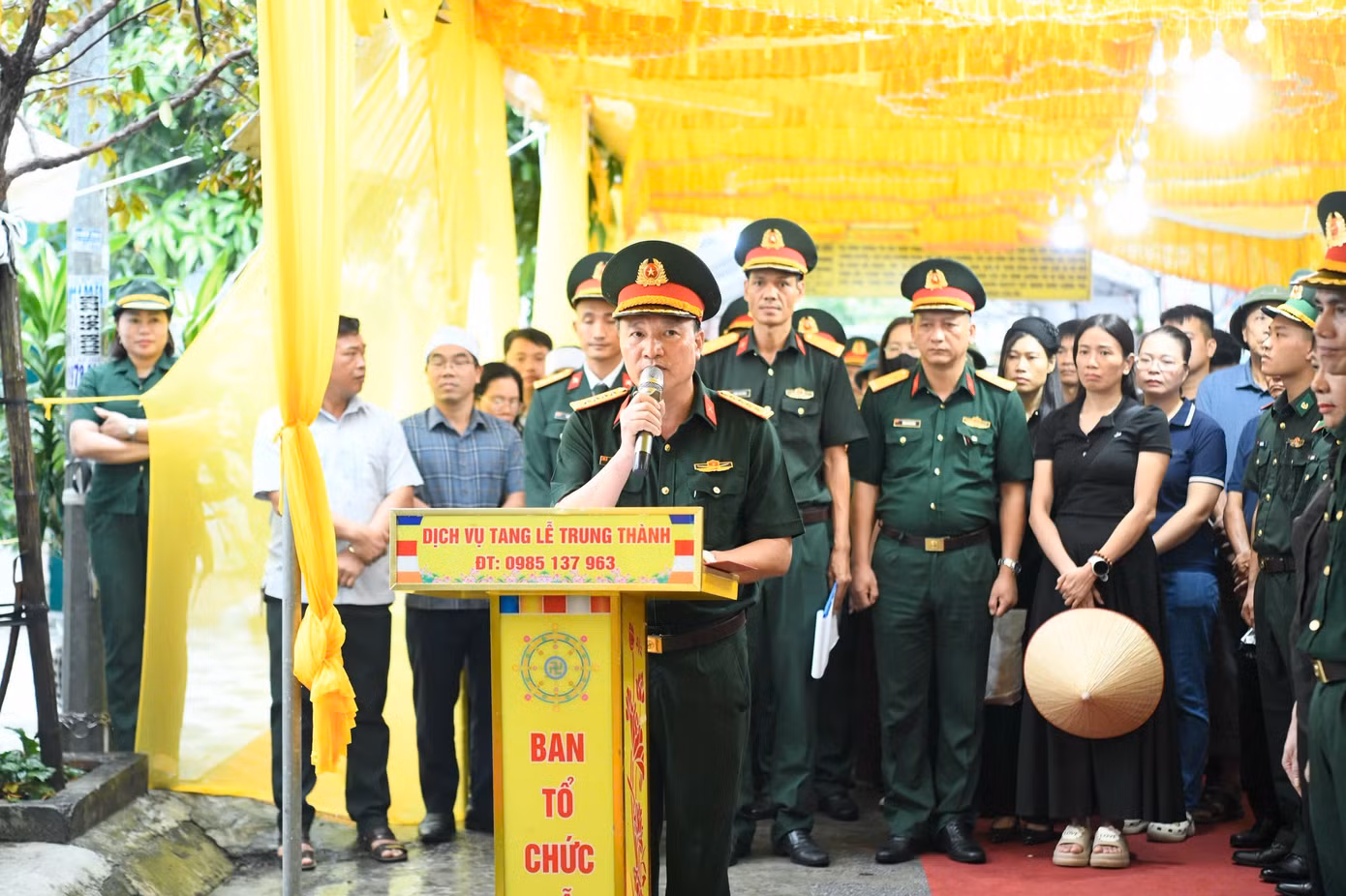 Ban tổ chức tang lễ thực hiện lễ truy điệu.