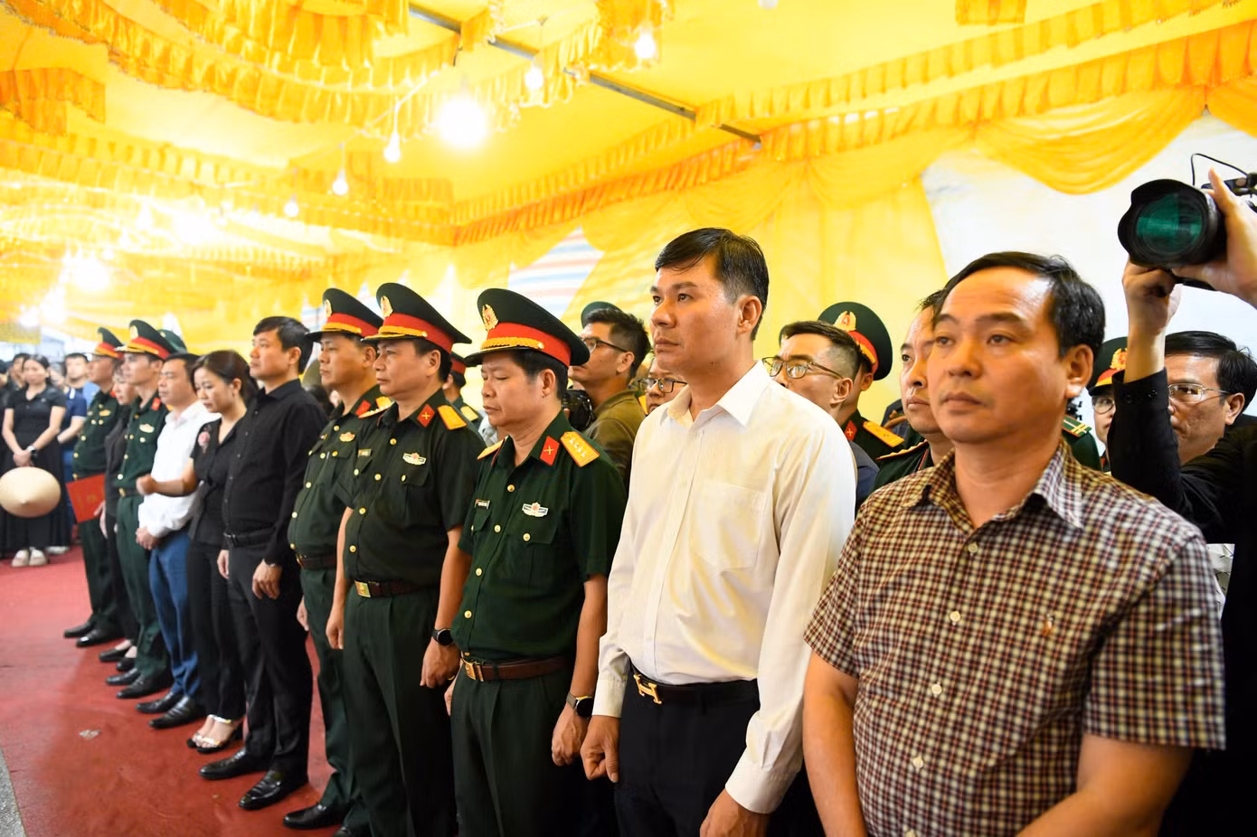 Các đoàn thể tiễn biệt Trung tá Trần Văn Tùng.