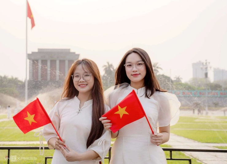 Người trẻ Hà Nội chụp ảnh trước Quảng trường Ba Đình. Ảnh: Hoàng Giang