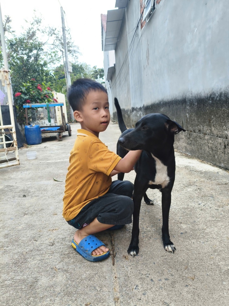 Gia Khánh và chú chó tên Đen. Ảnh: NVCC