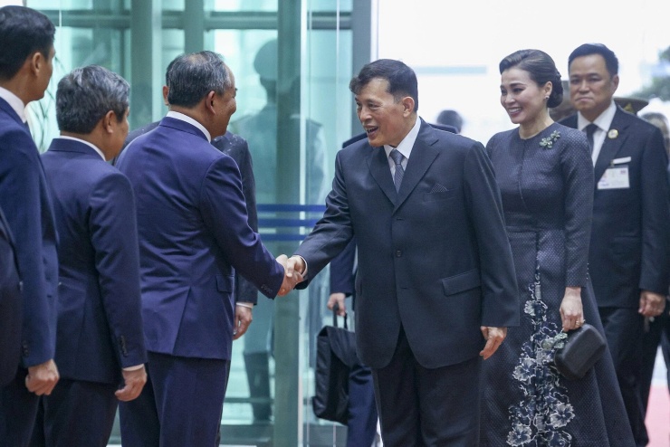Lễ đón Nhà vua Thái Lan Maha Vajiralongkorn và Hoàng hậu Suthida tại sân bay. Ảnh: Minh Nhật