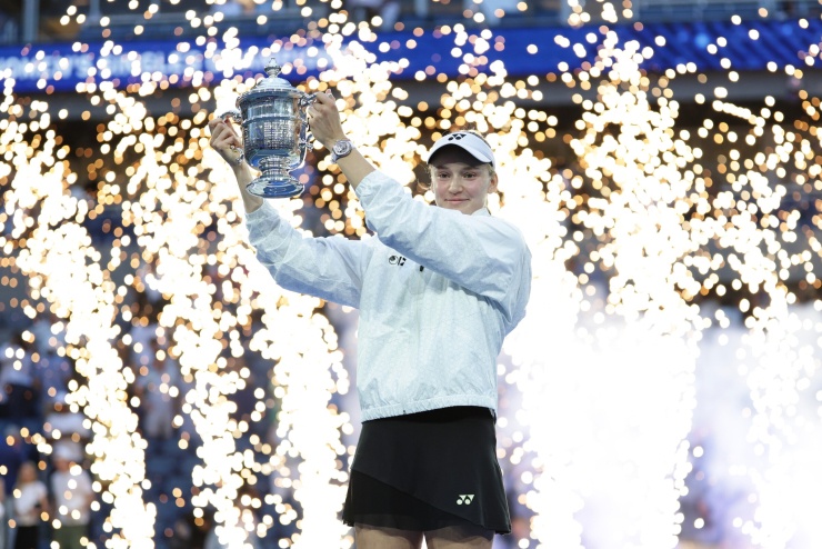 Rybakina nâng cup vô địch đơn nữ Mỹ Mở rộng tại sân Arthur Ashe, thuộc Trung tâm Quần vợt Quốc gia Billie Jean King ở Flushing Meadows, New York, ngày 12/9/2026. Ảnh: AP