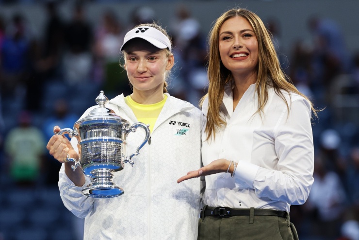 Rybakina (trái) chụp ảnh cùng cựu tay vợt Maria Sharapova khi đăng quang ở nội dung đơn nữ Mỹ Mở rộng tại sân Arthur Ashe, thuộc Trung tâm Quần vợt Quốc gia Billie Jean King ở Flushing Meadows, New York, ngày 12/9/2026. Ảnh: AP