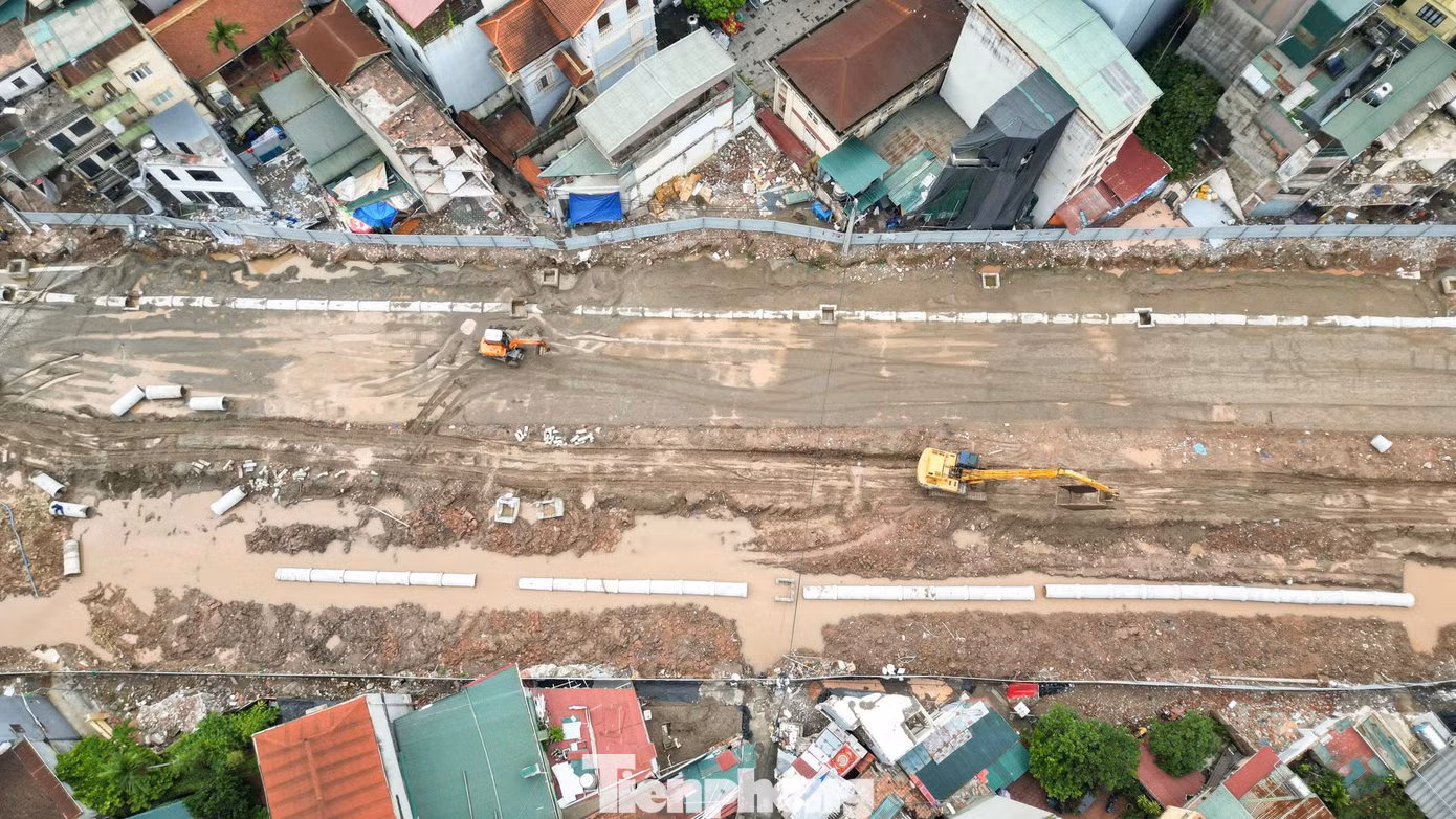 Những căn nhà hình thù kỳ lạ bên Vành đai 2,5 Hà Nội
