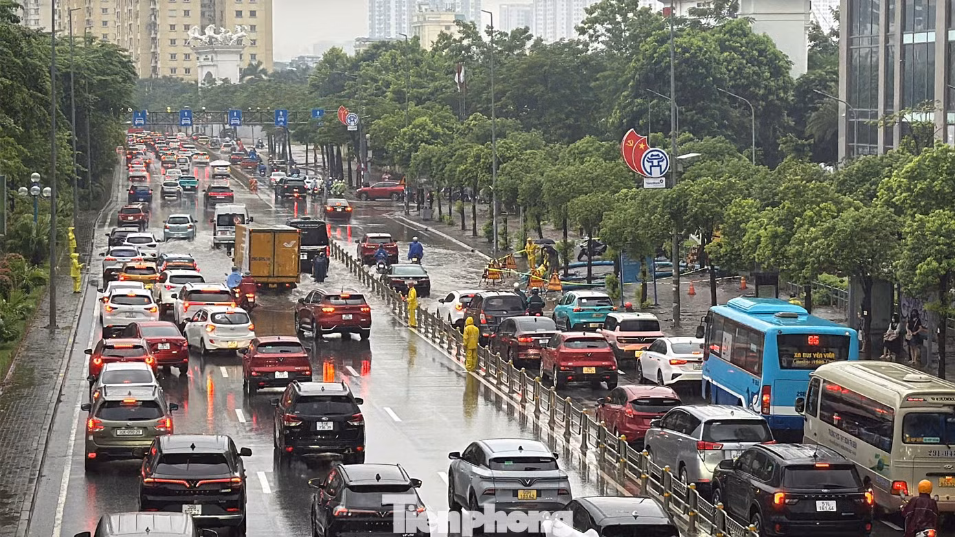 Mưa lớn suốt đêm, nhiều tuyến phố Hà Nội ngập trong giờ cao điểm - 5