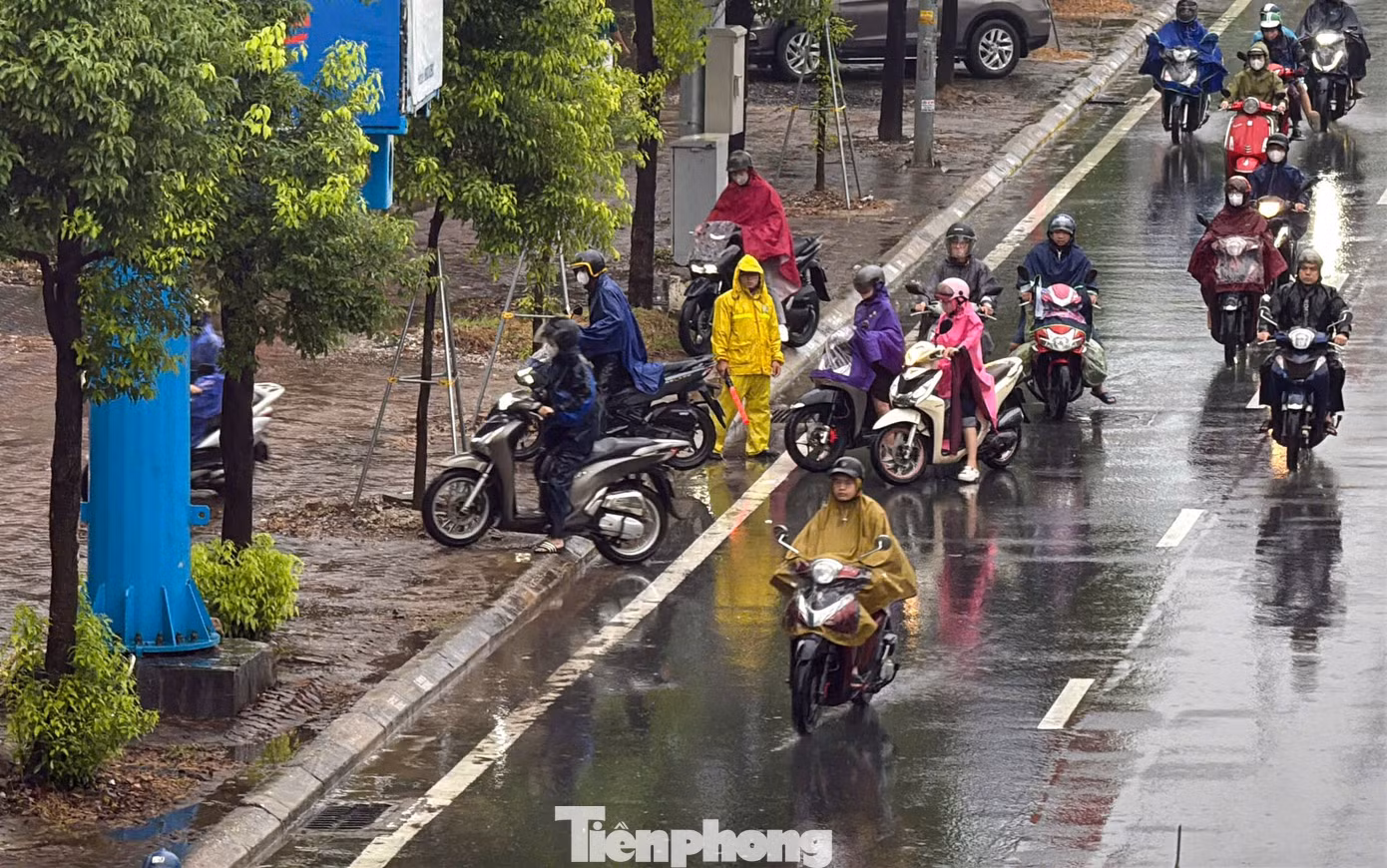 Mưa lớn suốt đêm, nhiều tuyến phố Hà Nội ngập trong giờ cao điểm - 4