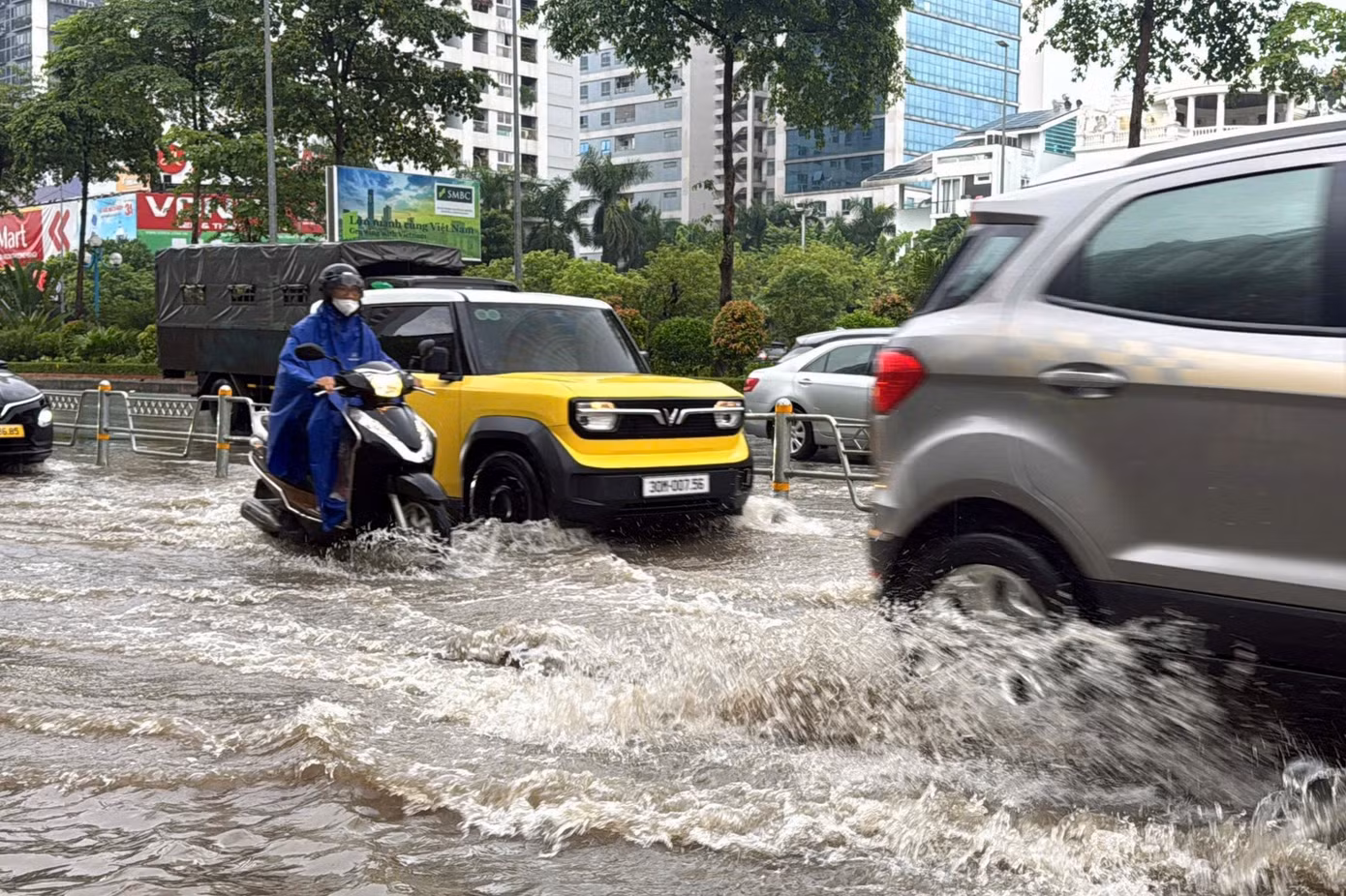 Mưa lớn suốt đêm, nhiều tuyến phố Hà Nội ngập trong giờ cao điểm - 6