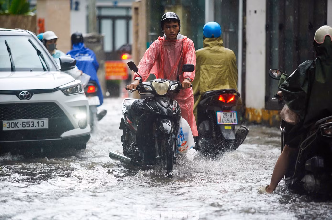 Mưa lớn suốt đêm, nhiều tuyến phố Hà Nội ngập trong giờ cao điểm - 8