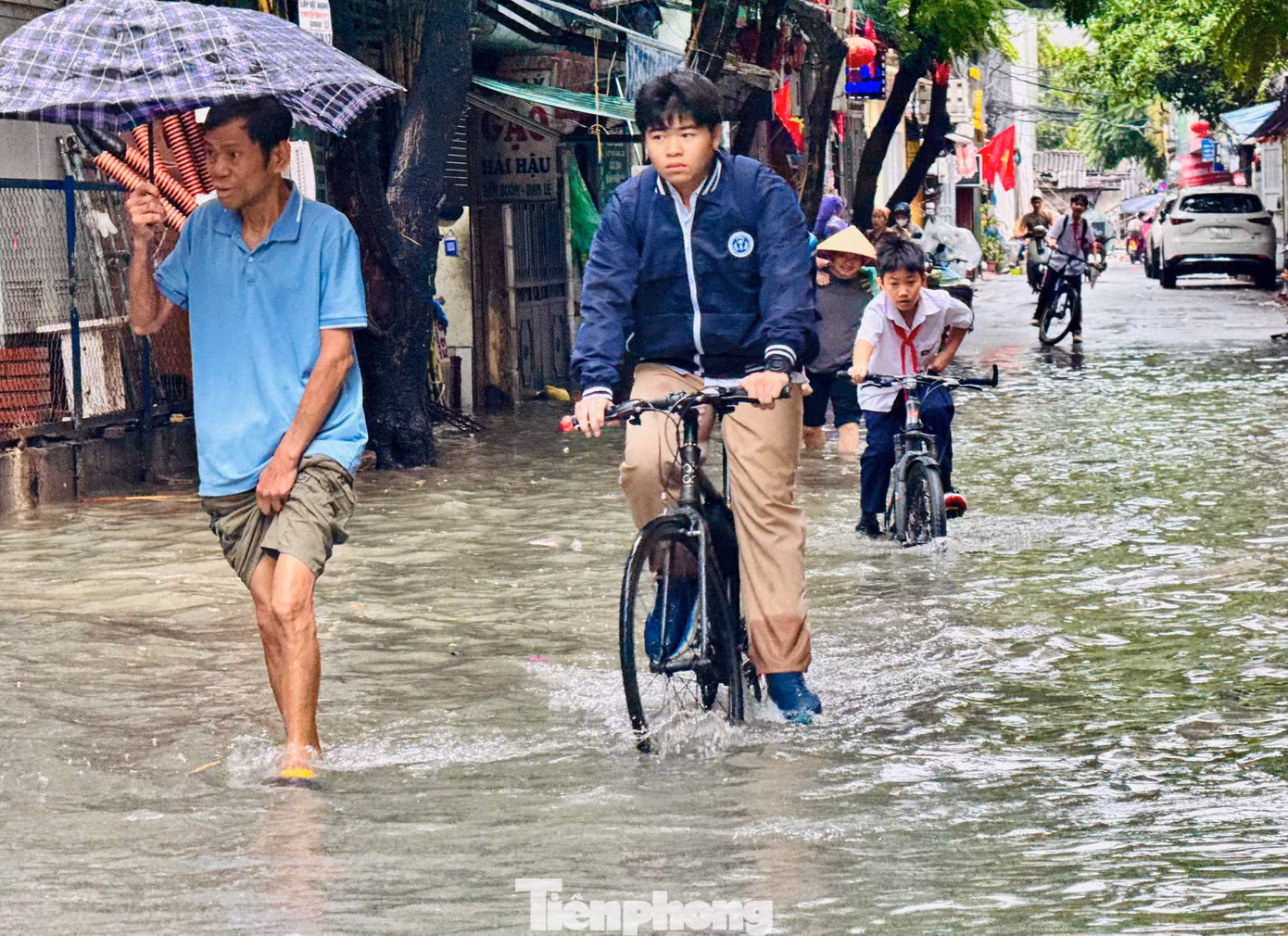 Mưa lớn suốt đêm, nhiều tuyến phố Hà Nội ngập trong giờ cao điểm - 12