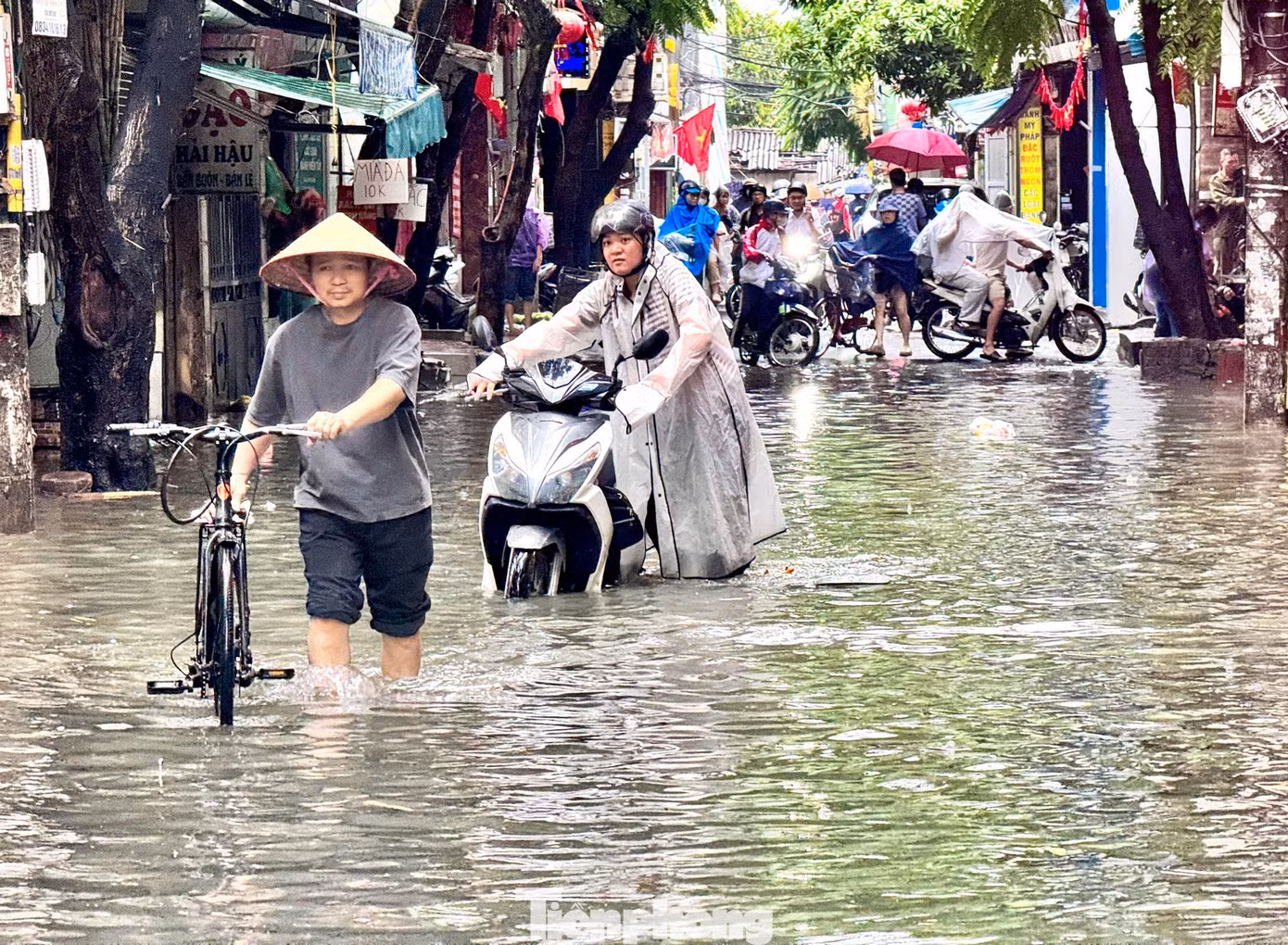 Mưa lớn suốt đêm, nhiều tuyến phố Hà Nội ngập trong giờ cao điểm - 11
