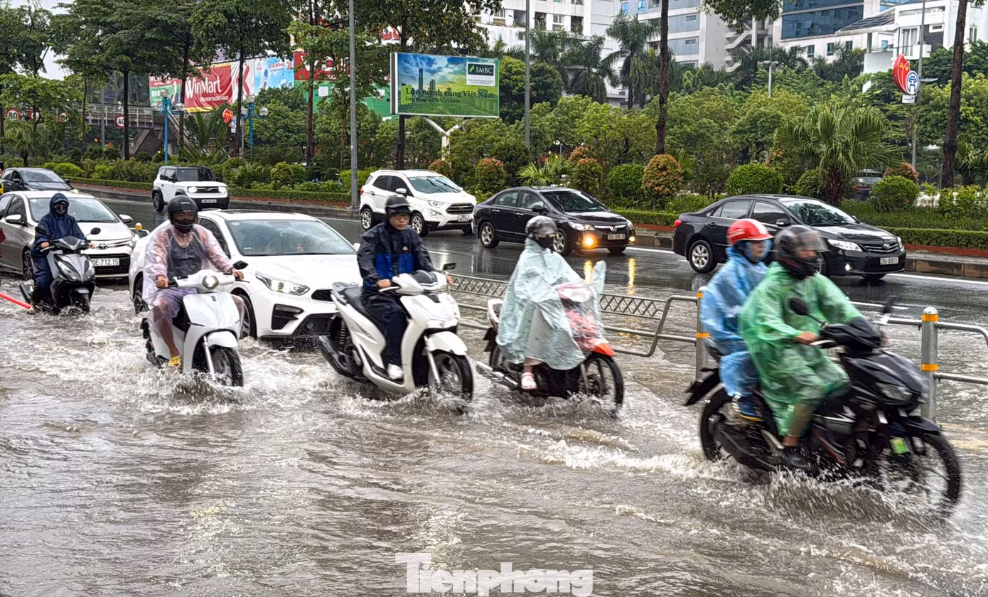 Mưa lớn suốt đêm, nhiều tuyến phố Hà Nội ngập trong giờ cao điểm - 13