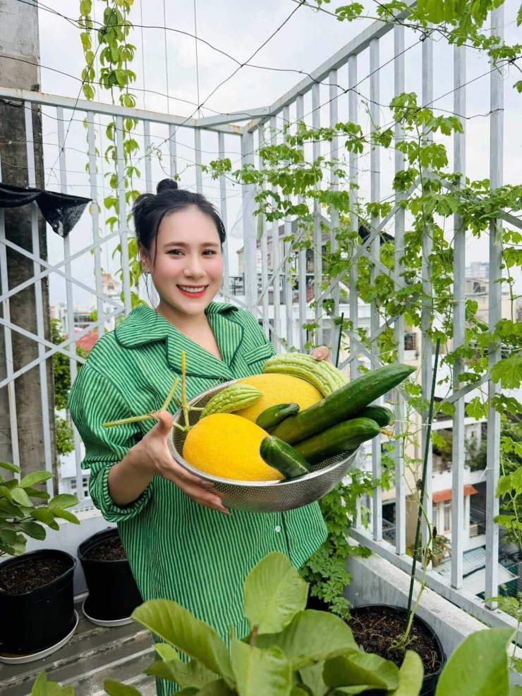 Hồ Bích Trâm thu hoạch dưa lưới 'ăn không xuể' ở ban công - 1