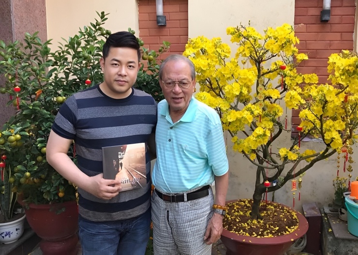 Quang Lê đến thăm nhạc sĩ Trà Giang dịp Tết năm 2018.