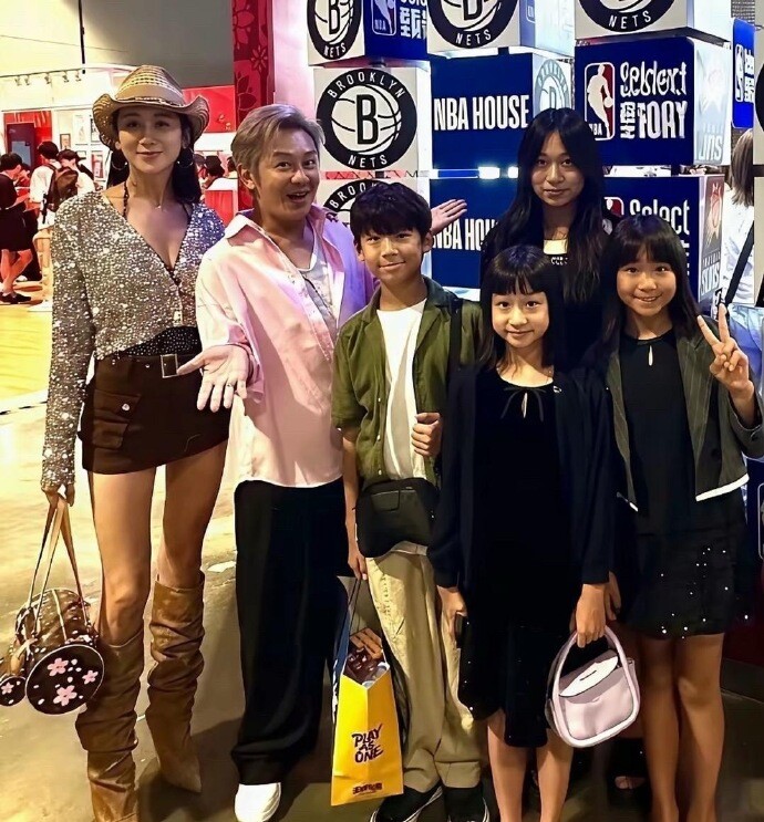 Gia đình Trần Hạo Dân, Tưởng Lệ Sa và 4 con. Ảnh: Weibo