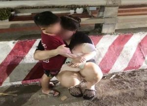 Mâu thuẫn với chồng, người vợ ôm 2 con định nhảy cầu tự tử trong đêm