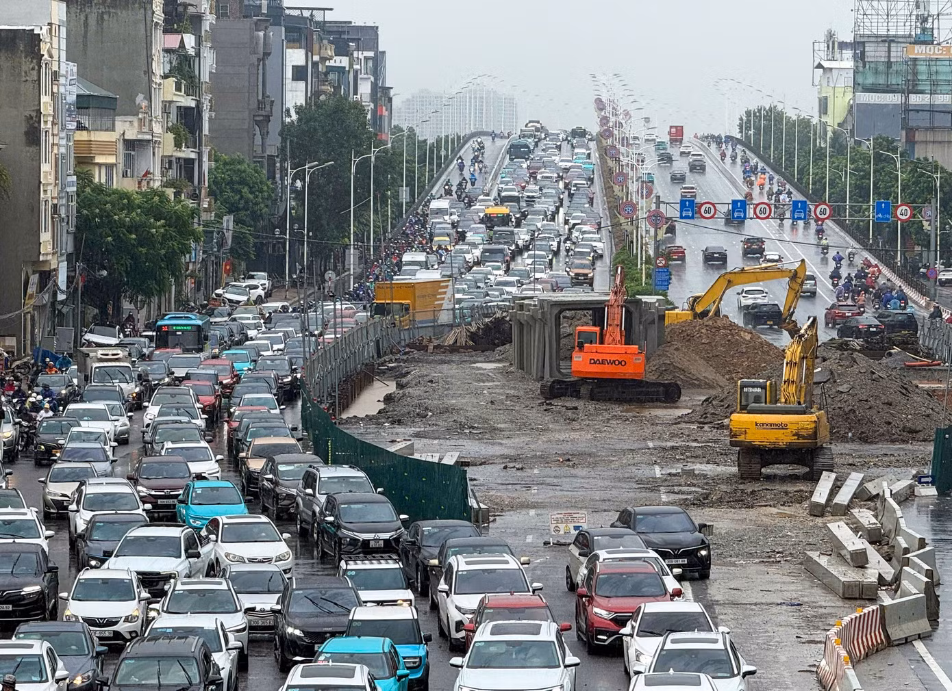 Hà Nội: Dòng xe ken đặc giữa mưa ngập và ùn tắc - 2